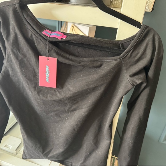 Edikted
Tahlia Off Shoulder Top - Picture 4 of 5